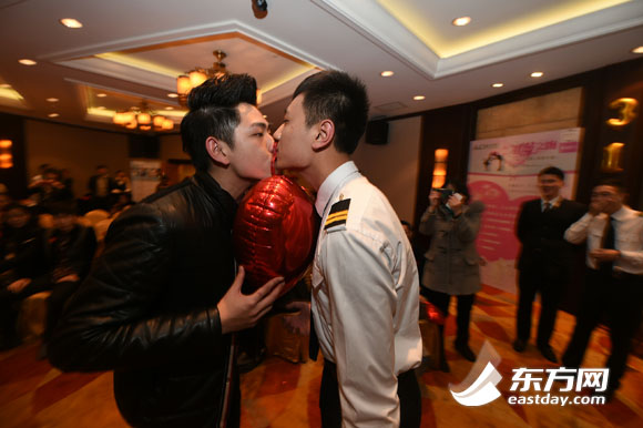 迎白色情人節 “空地”接吻大賽上演|組圖