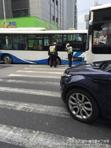 網(wǎng)友曝上海東昌路地陷 道路養(yǎng)護(hù)部門已到場(chǎng)開展搶修