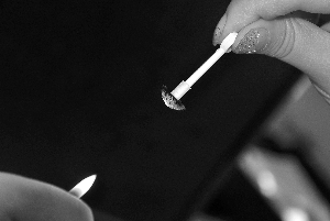 網(wǎng)傳美瞳片熔化致盲 經(jīng)實驗證明傳言不靠譜