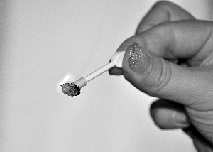 網(wǎng)傳美瞳片熔化致盲 經(jīng)實驗證明傳言不靠譜