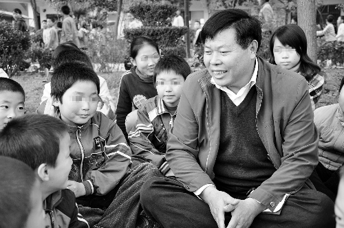 小伙放棄國外百萬年薪 回鄉撫養181名孤兒(圖)