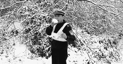 貴州綏陽(yáng)交警抗凝凍吃雪堅(jiān)守工作崗位成網(wǎng)絡(luò)紅人(圖)