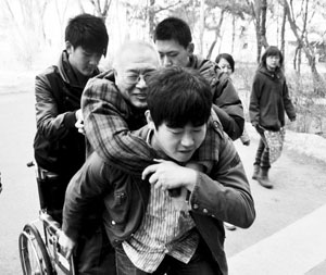 老師因患病被截肢 學生三年如一日背其上課(圖)