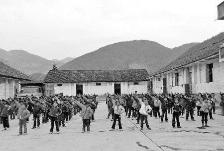 課間操跳杰克遜熱舞 孩子們爭先恐后去操場