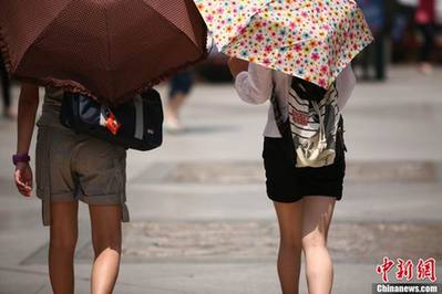 成都氣溫持續(xù)攀升 “夏日時裝秀”街頭上演