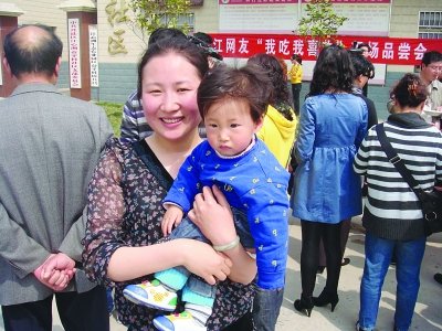 孫女發(fā)帖替奶奶賣萵苣 百名蔬菜經(jīng)紀(jì)人今大采購