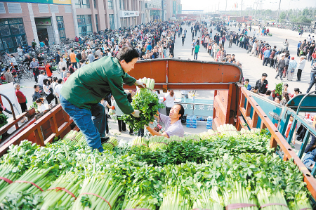 西安向市民免費發放蔬菜 排隊長達500米