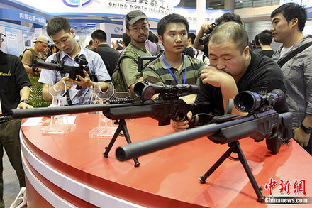 美女“警察”助陣中國(guó)國(guó)際警用裝備展（圖）