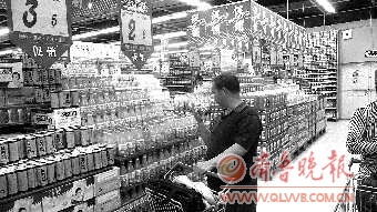 塑化劑風波引發飲料危機 不少人棄喝飲料改喝水