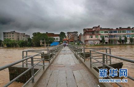 江西修水山洪暴發 救援人員緊急轉移被困群眾