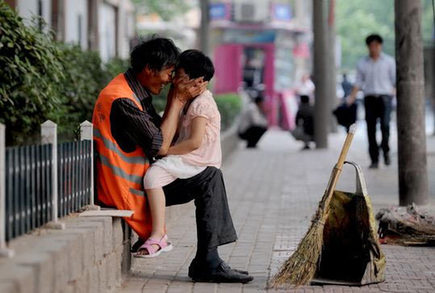 環衛工鼻吻孫女被抓拍走紅網絡（圖）