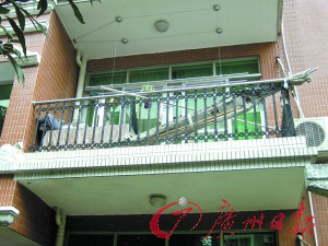 跳樓覓食女孩生母泣不成聲赴廣州 生父棄監(jiān)護(hù)權(quán)