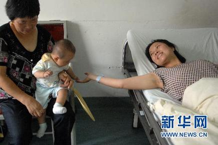 墜樓女孩妞妞醒了 會叫“爸爸媽媽”(圖)