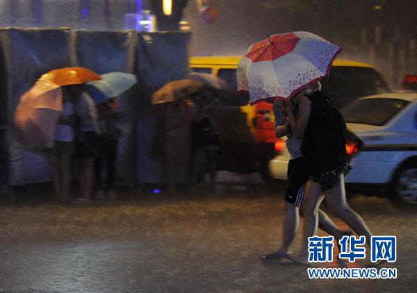北京昨發今夏首個暴雨藍色預警 明日或中雨高溫驟降