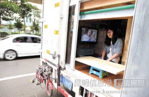 昆明驚現(xiàn)最牛房車 能做飯、看電視、上網(wǎng)