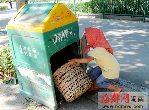 4歲女孩與奶奶掃街走紅網絡 萌版大S感動網友