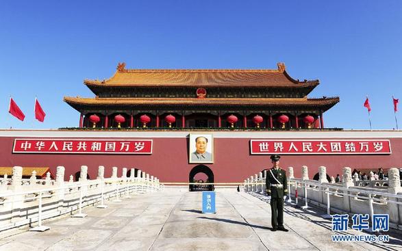 北京天安門城樓大紅燈籠高掛迎國(guó)慶