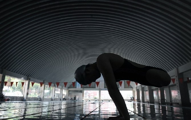 高清:截肢“籃球女孩”泳池逐夢殘奧會