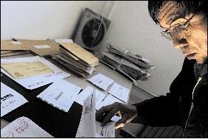 郵遞員15年如一日為山區(qū)百姓送信 稱干好該干的