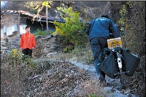 郵遞員15年如一日為山區(qū)百姓送信 稱干好該干的