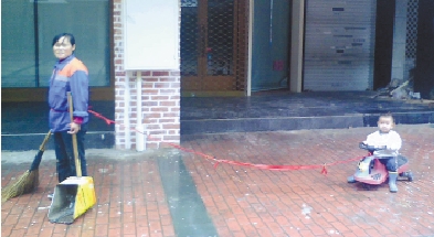 掃街媽腰綁繩連著3歲兒子追蹤：幼兒園免費收孩子