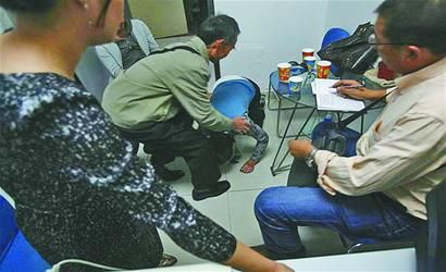 逛家樂(lè)福被誣偷盜七旬老人跪求清白