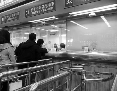 北京西站售票口裝“1米排隊機” 預防插隊