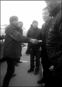 iPhone4S發售排隊購者九成是托兒 勞務最少100