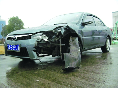 江蘇90后廚師撞壞勞斯萊斯 面臨近百萬元賠償