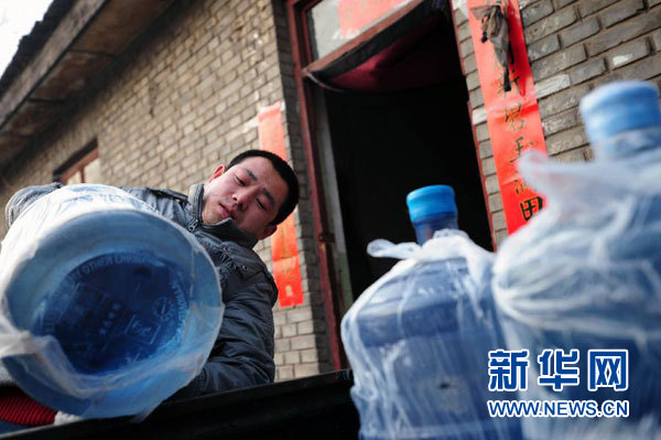 送1桶水捐2毛錢 “送水哥”“小錢大愛”感動網絡