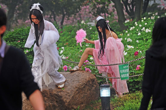 武漢一牡丹園驚現(xiàn)“偽娘團(tuán)”