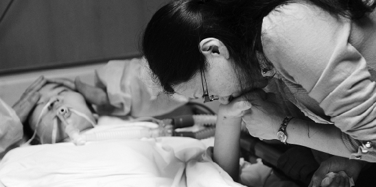 寧靜母親節媽媽吻別女兒 捐出13歲女兒全身器官