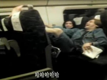 外籍音樂家動車當眾脫鞋引發沖突 辱罵中國乘客(圖)