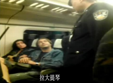 外籍音樂(lè)家動(dòng)車當(dāng)眾脫鞋引發(fā)沖突 辱罵中國(guó)乘客(圖)