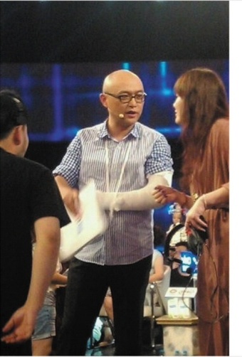 孟非左手骨折后首現身《非誠勿擾》暫緩錄制