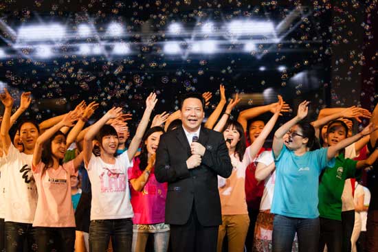 人大校長畢業晚會獻歌 被學生抬起拋向空中(圖)