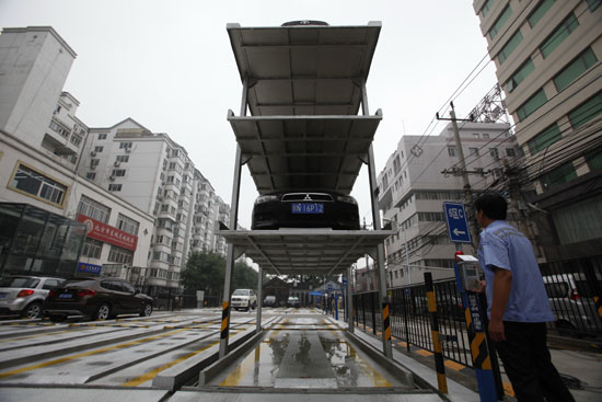 立體停車(chē)場(chǎng)亮相北京車(chē)輦店胡同（組圖）