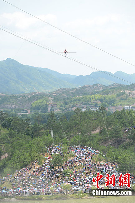 達瓦孜傳人挑戰(zhàn)“蒙眼倒走鋼絲”失敗