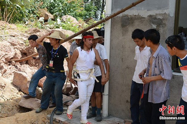 達瓦孜傳人挑戰“蒙眼倒走鋼絲”失敗