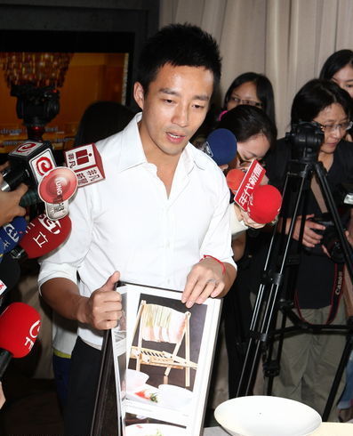 汪小菲記招澄清欠薪疑云 回應(yīng)大S懷孕語帶保留