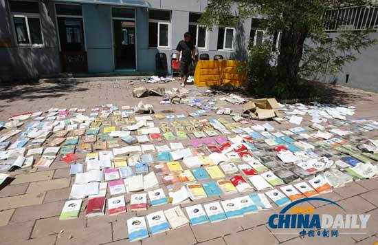 北京暴雨致一小學萬余冊圖書被淹