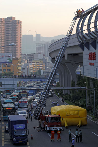 深圳男子爬地鐵站頂棚欲自殺致地鐵停運一小時