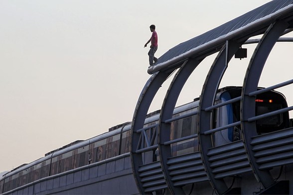 深圳男子爬地鐵站頂棚欲自殺致地鐵停運一小時