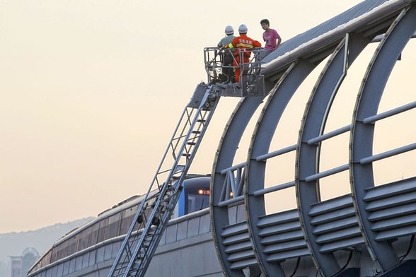 深圳男子爬地鐵站頂棚欲自殺致地鐵停運一小時