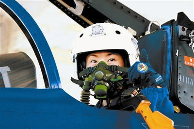 中國女飛行員首次單飛殲十戰(zhàn)機(jī)[圖]