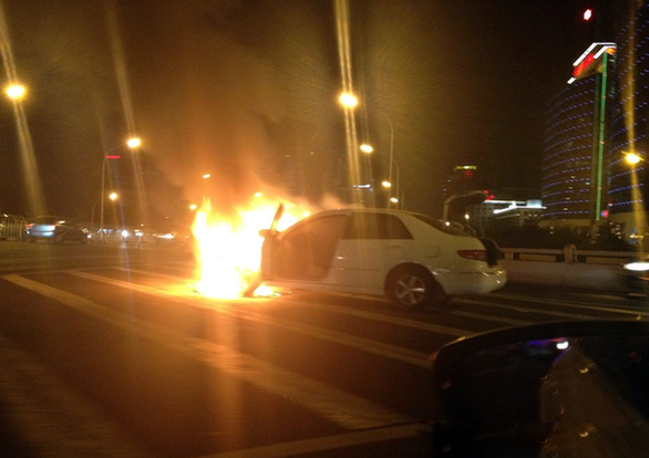 國貿橋一轎車自燃 火光沖天