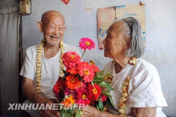 “橡樹婚”夫妻攜手第83個七夕節(jié)