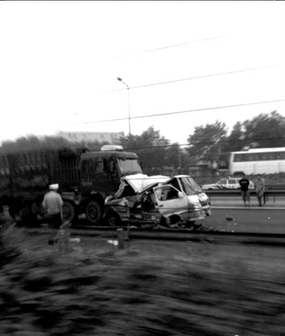 京藏高速三車連撞致4死13傷 死傷者均為修路工人