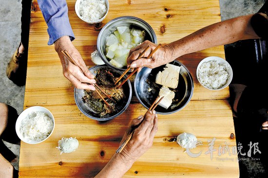 94歲麥奶奶和她的兩個智障兒 70年艱辛撫養