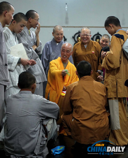 探訪湖北30多名和尚尼姑組成禪樂團